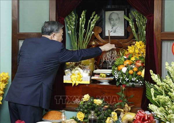 Tổng Bí thư Tô Lâm dâng hương tại Khu Di tích Hoàng thành Thăng Long và Di tích nhà 67